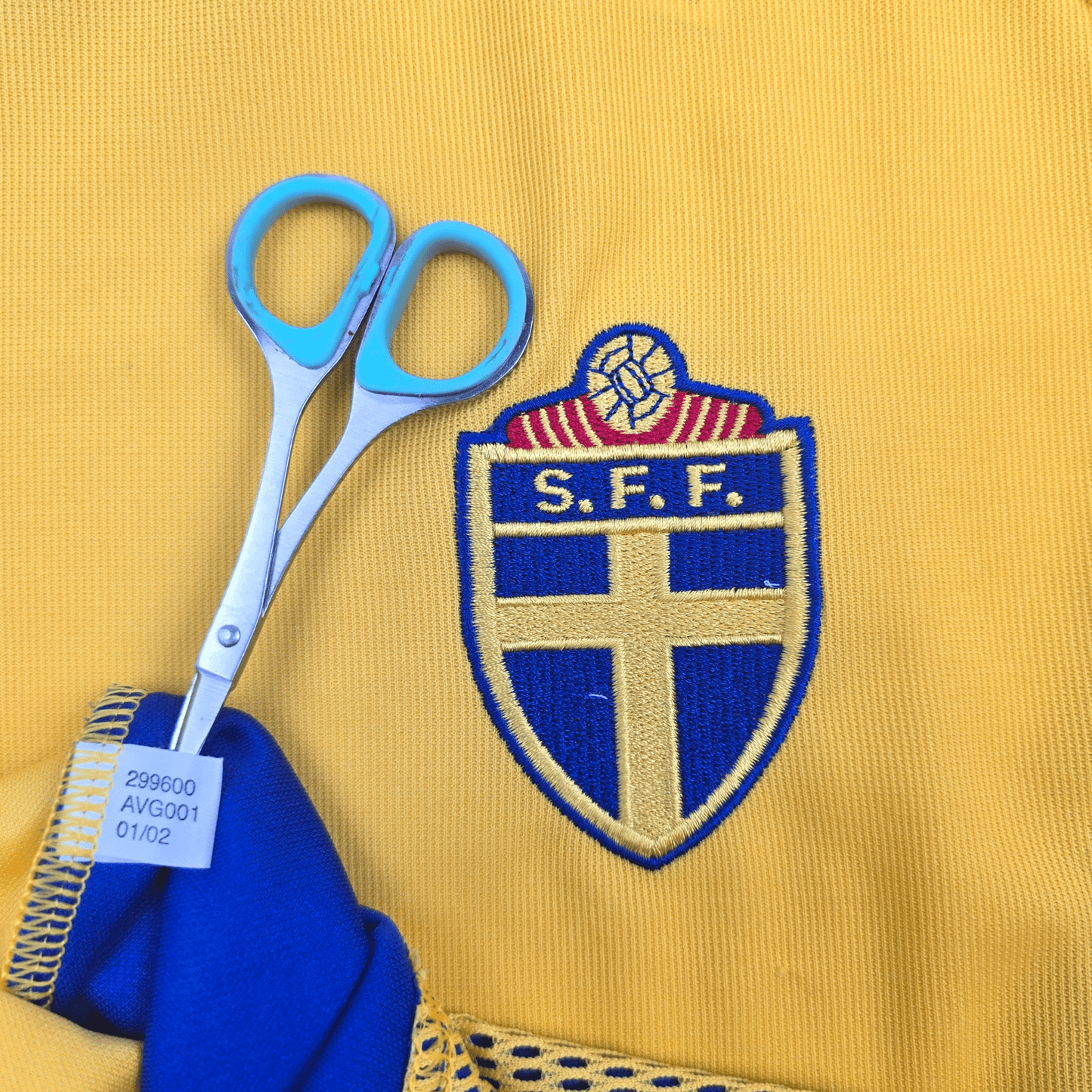 2002/03 Sweden Home Football Shirt (L) Adidas