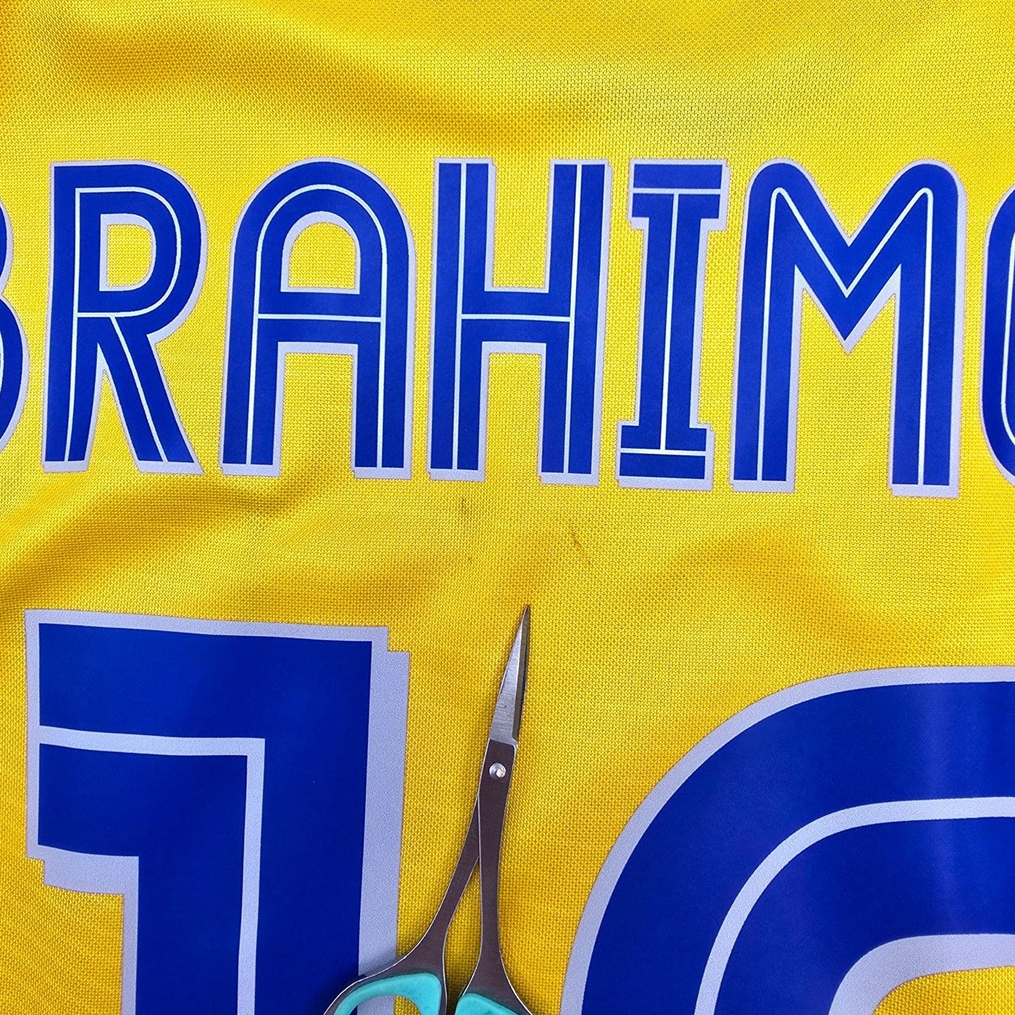 2003/04 Sweden Home Football Shirt (M) Umbro #10 Ibrahimovic