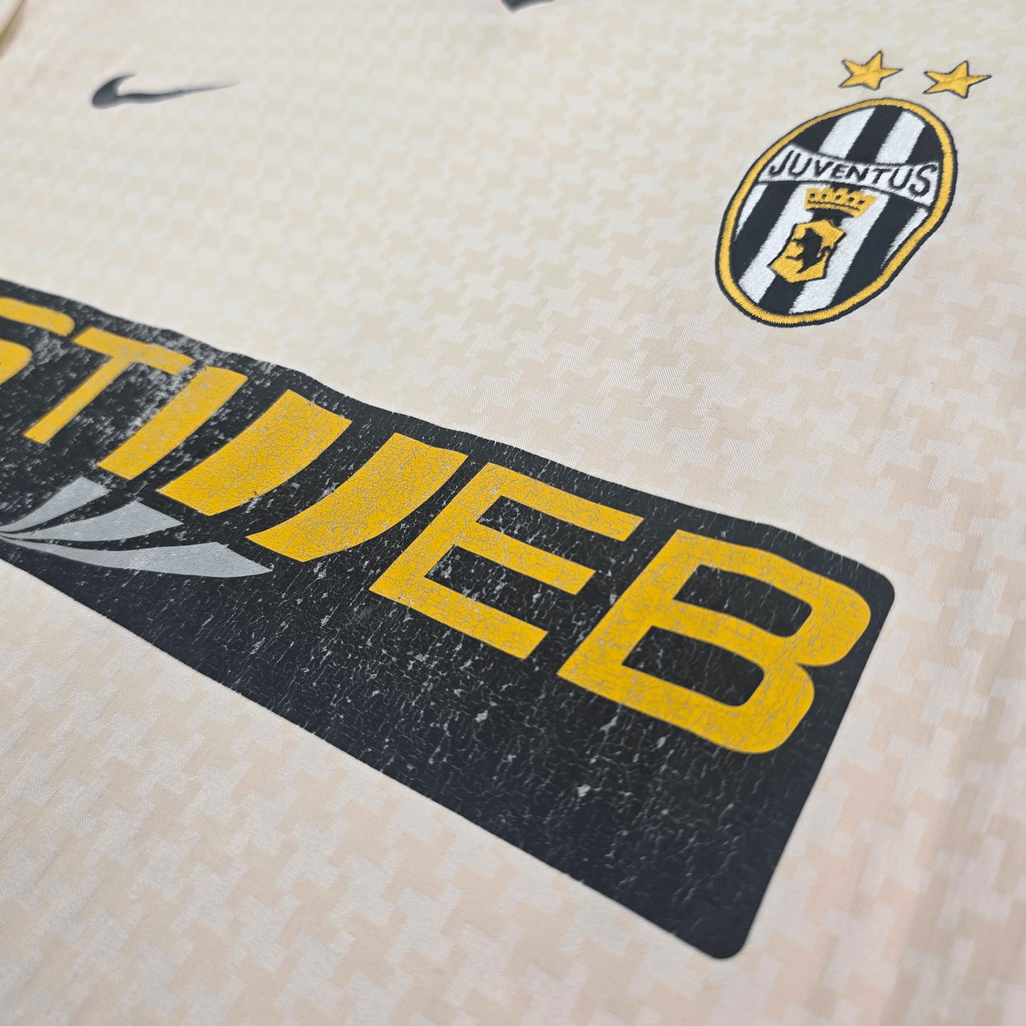 2004/06 Juventus Away Football Shirt (L) Nike #17 Trezeguet