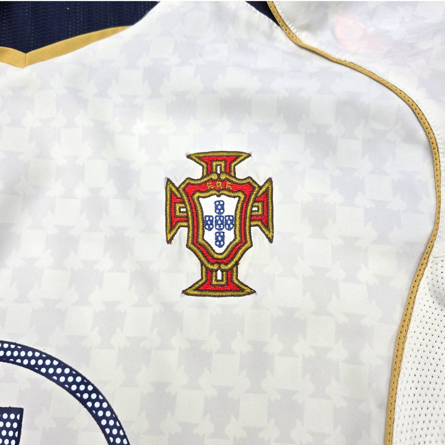 2004/06 Portugal Away Football Shirt (M) Nike #7 Figo