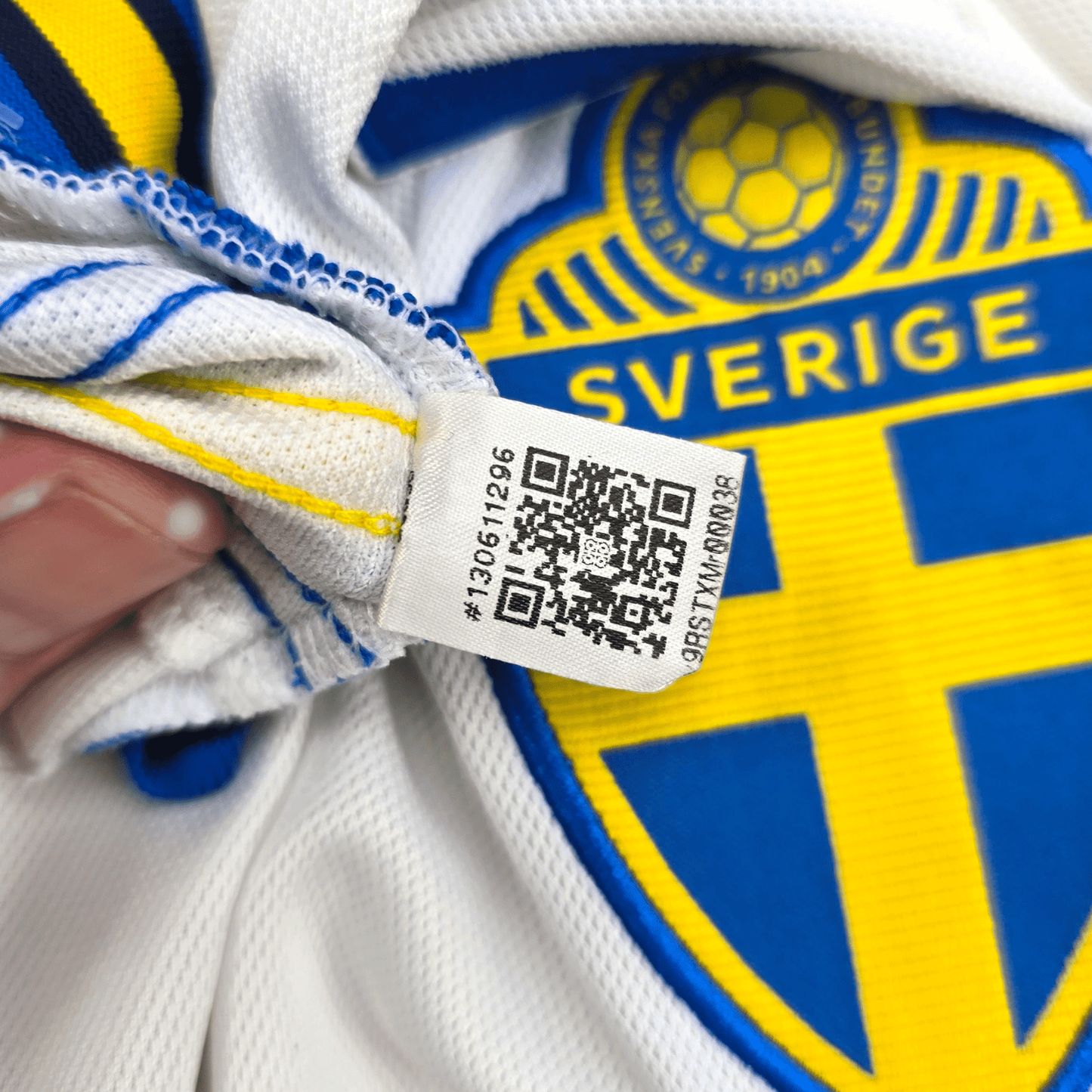 2022/23 Sweden Away Football Shirt (L) Adidas #9 Isak