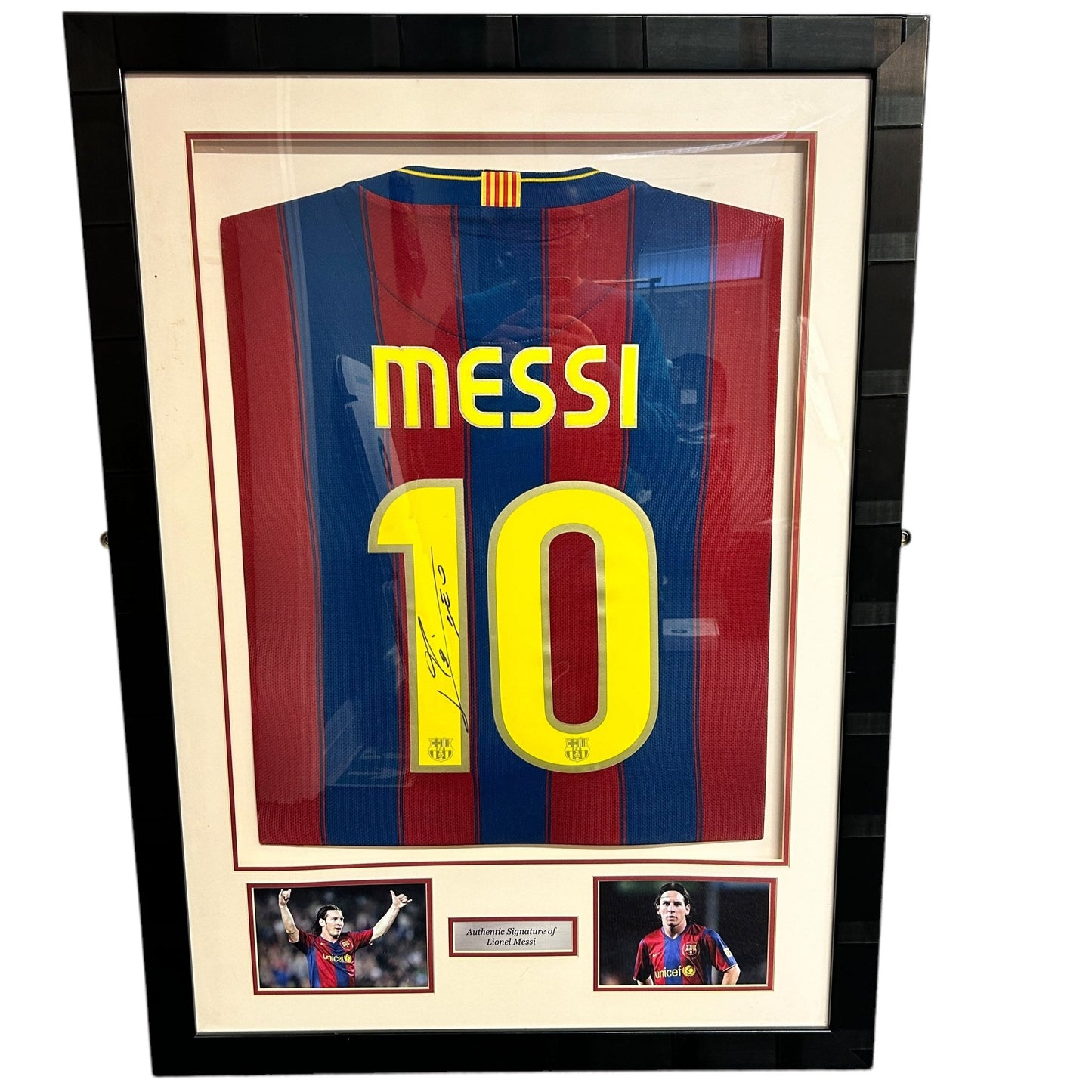 Lionel Messi 2009/2010 Signed Framed Shirt A home shrit with yellow print, Messi has signed the 1 on the back
