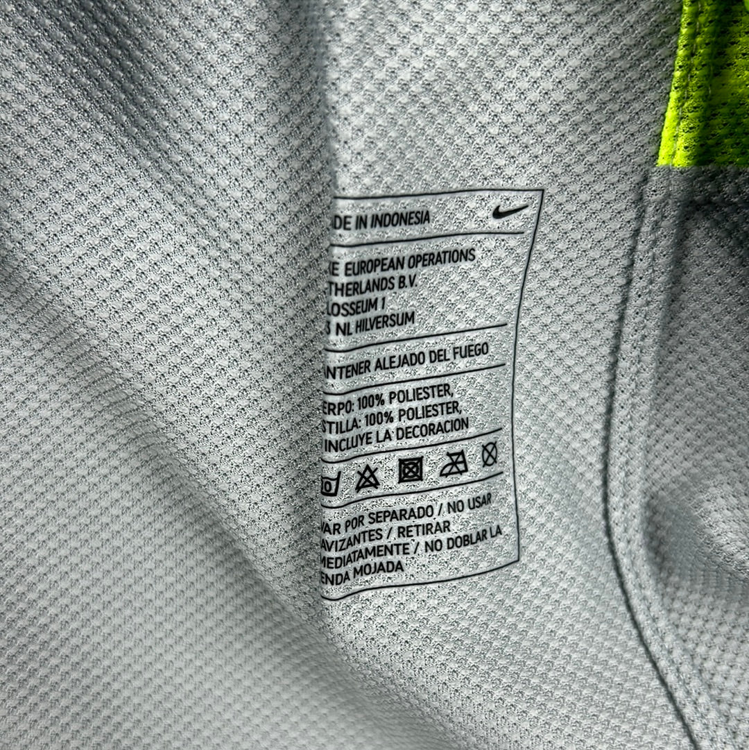 Barcelona 2011/2012 Player Issue Third Goalkeeper Shirt - Valdes 1