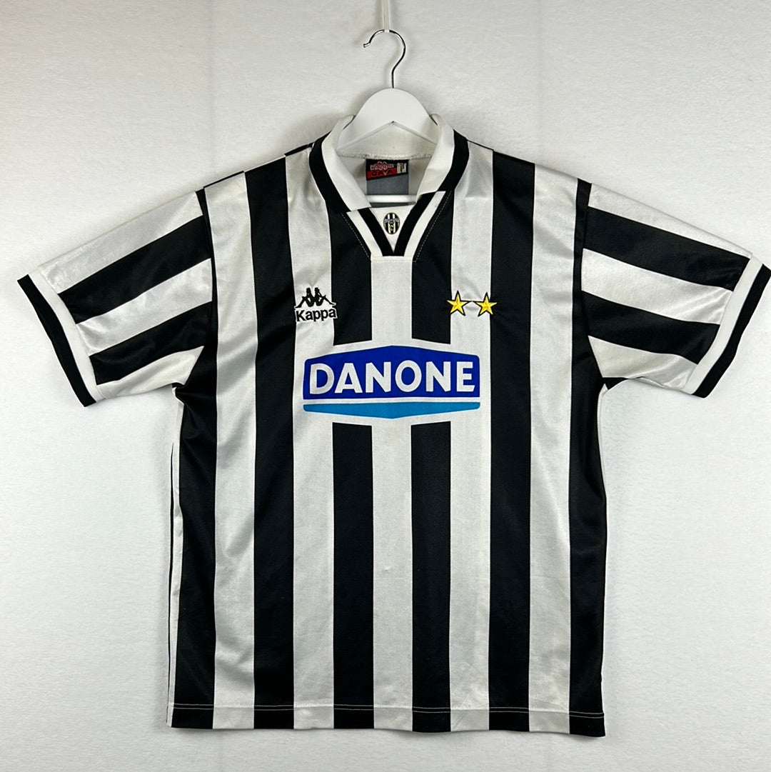 Juventus 1994/1995 shirt sleeve home shirt