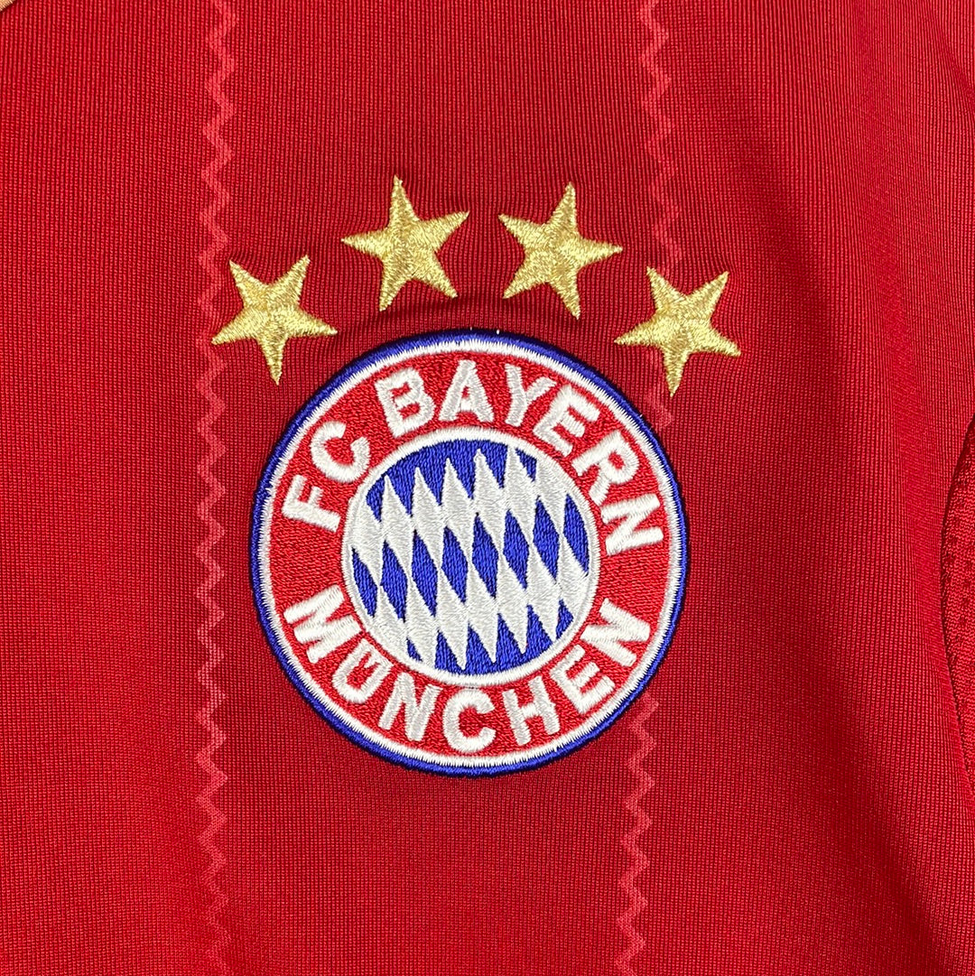 The Bayern Munchen badge and 4 gold stars are fully embroidered.