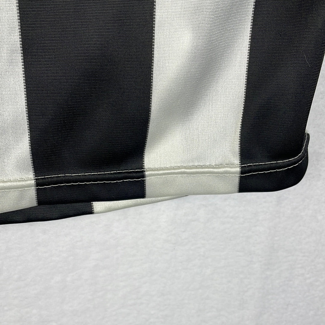bottom hem right side