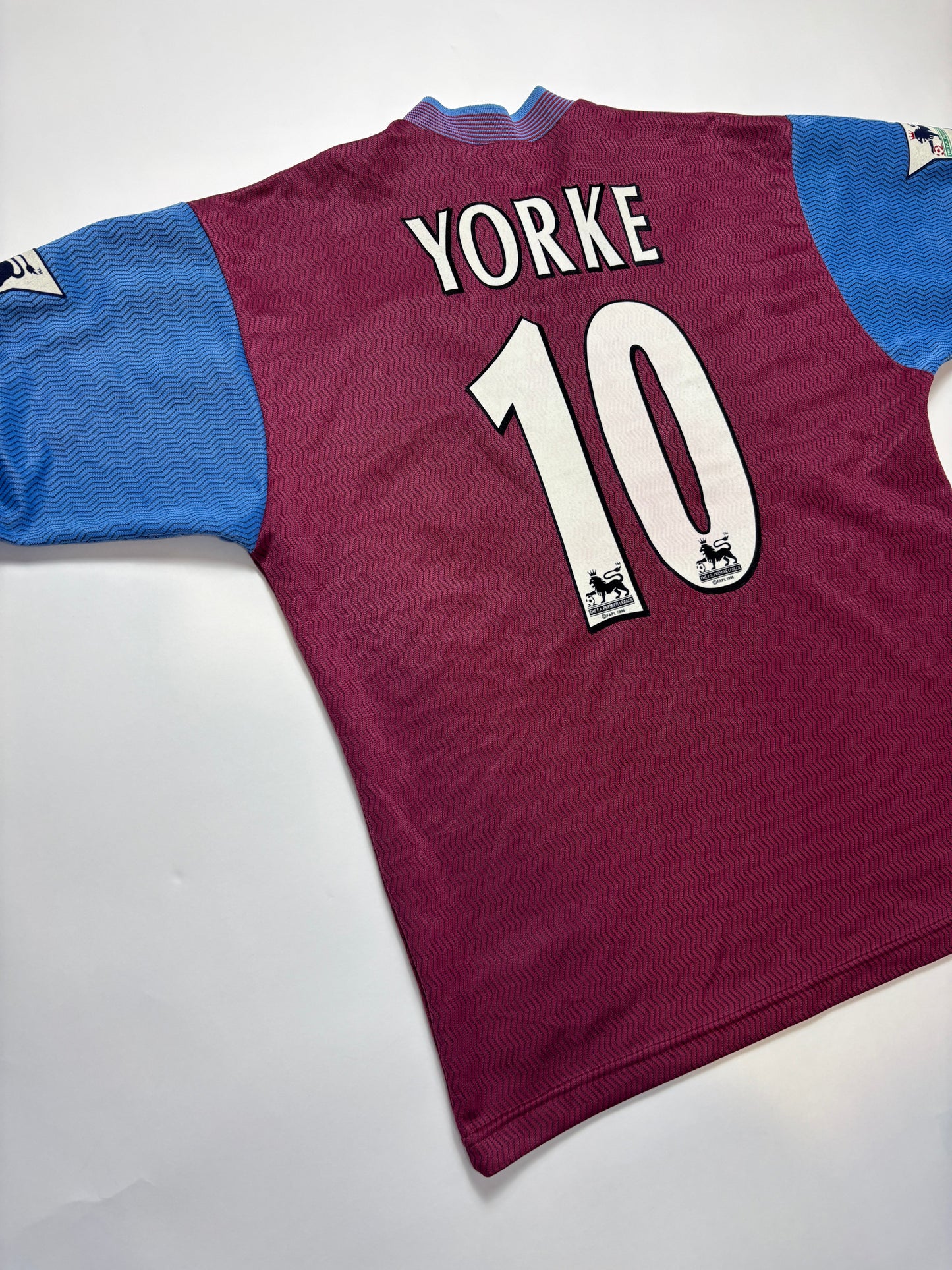 Aston Villa Home Shirt 1997/98 (M) Yorke 10