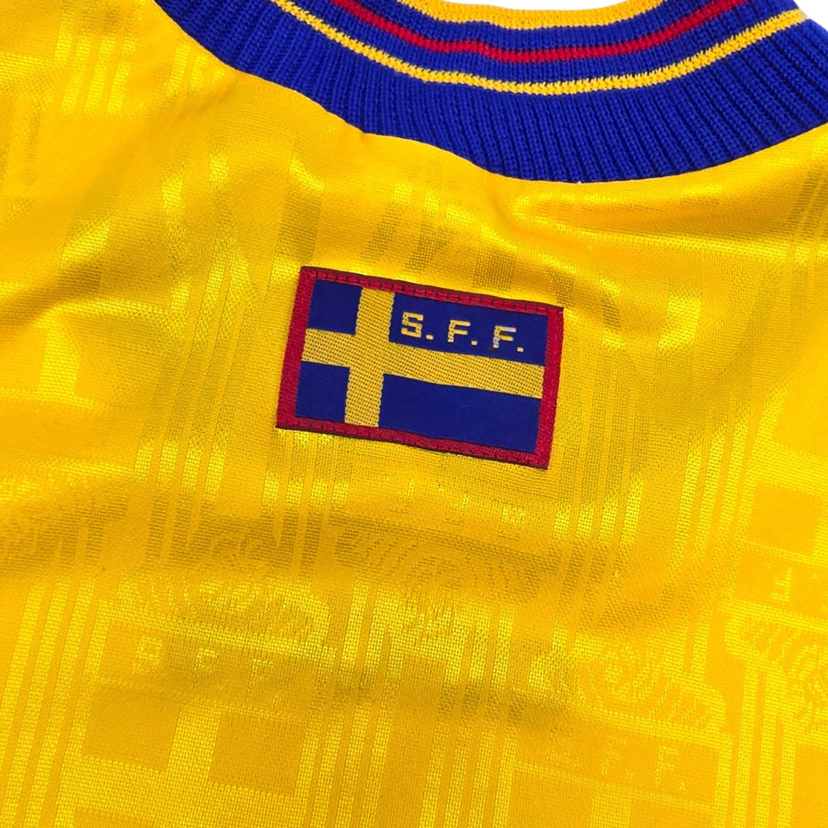 1996/98 Sweden Home Football Shirt (L) Adidas