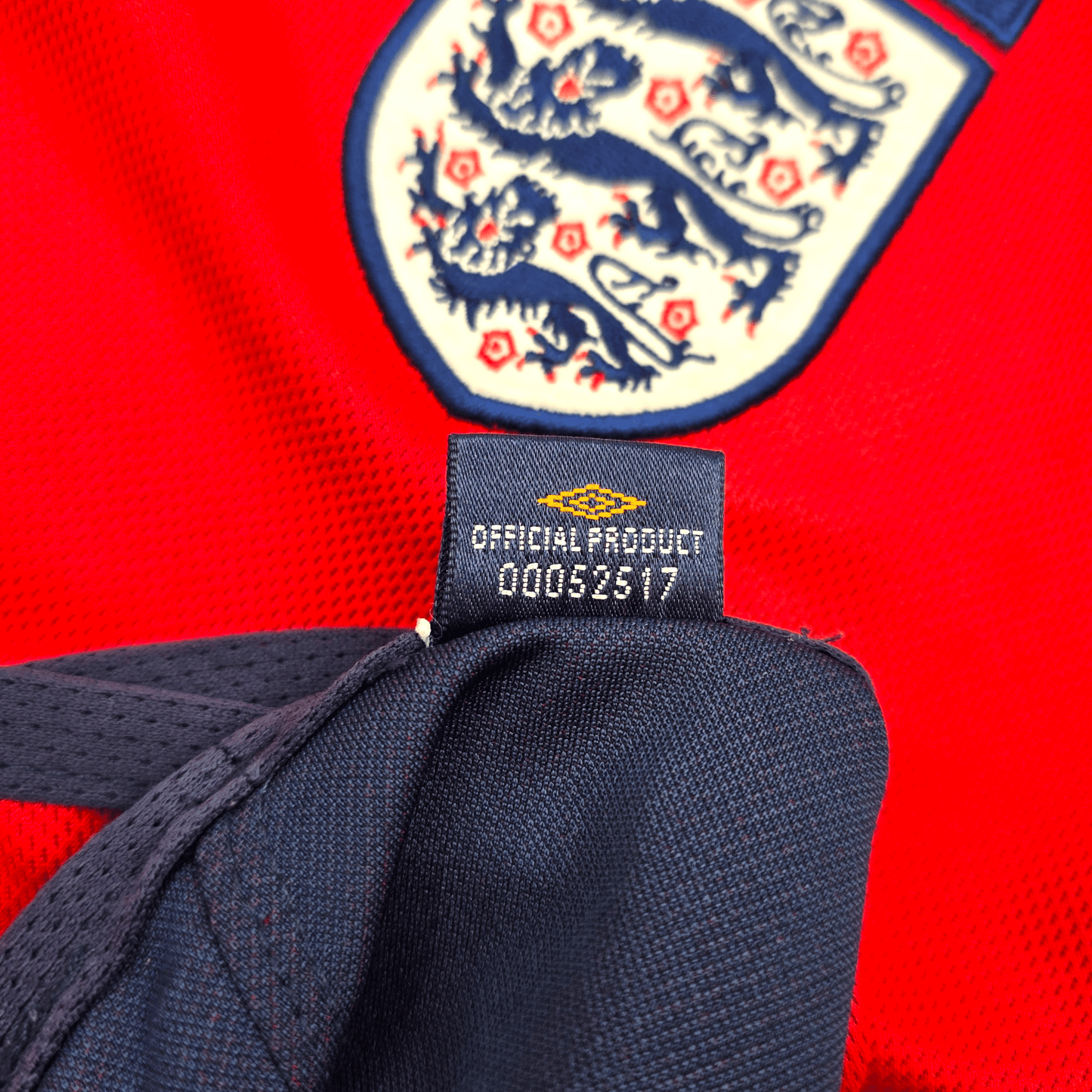 2002/04 England Away Football Shirt (M) Umbro #11 Heskey
