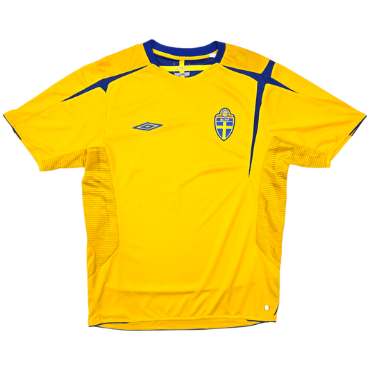 2005/06 Sweden Home Football Shirt (L) Umbro