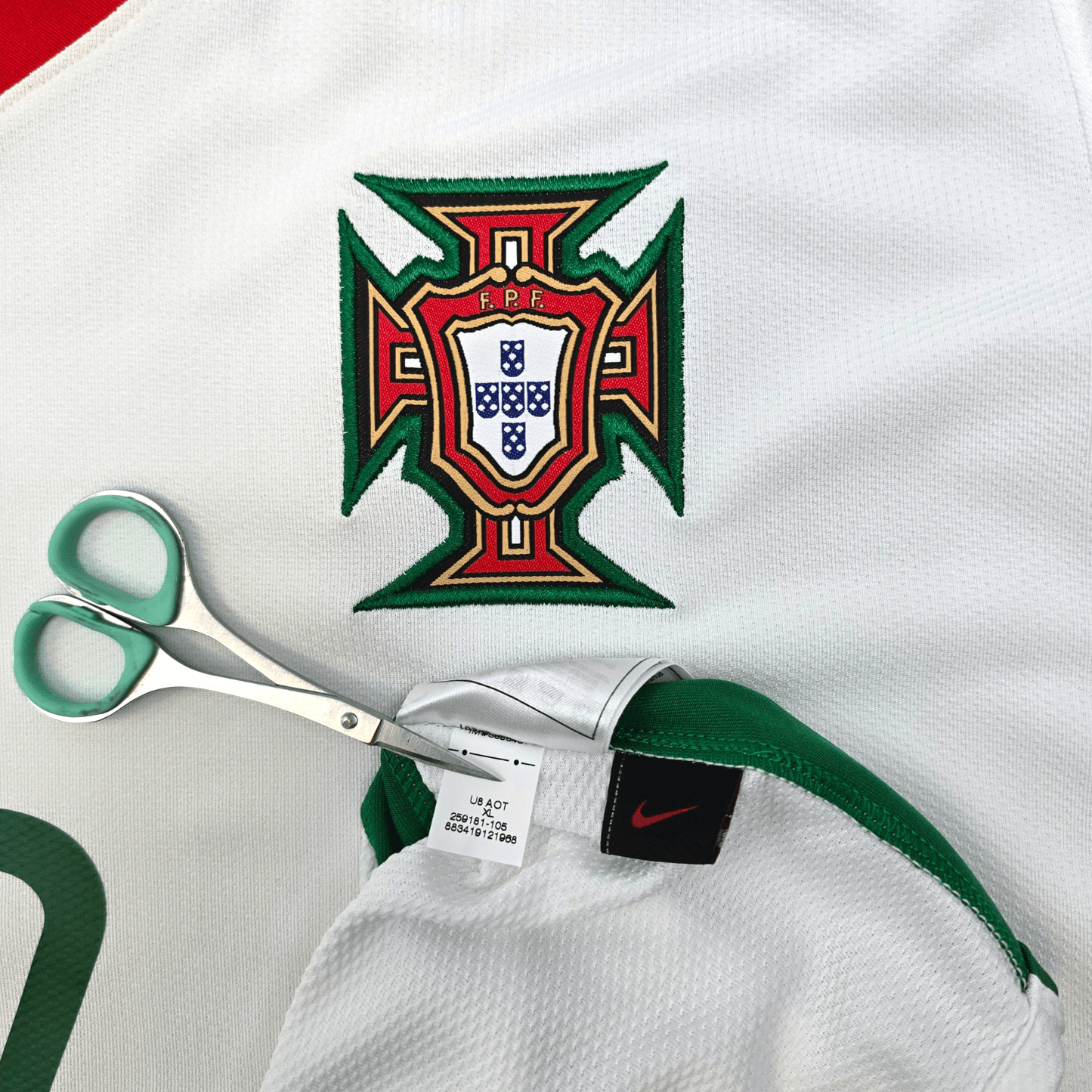 2008/10 Portugal Away Football Shirt (XL) Nike #7 Ronaldo