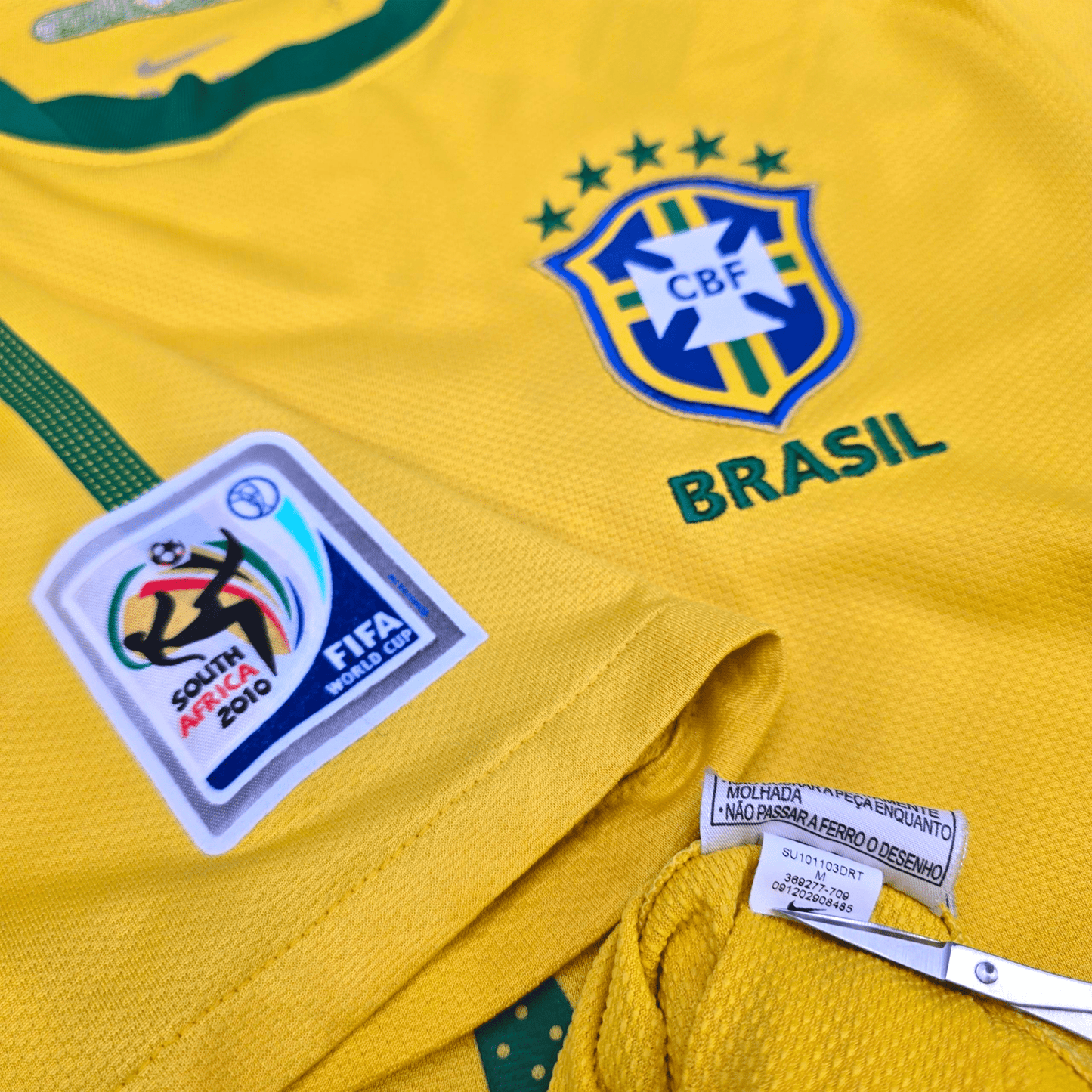 2010/11 Brazil Home Football Shirt (M) Nike #9 L.Fabiano