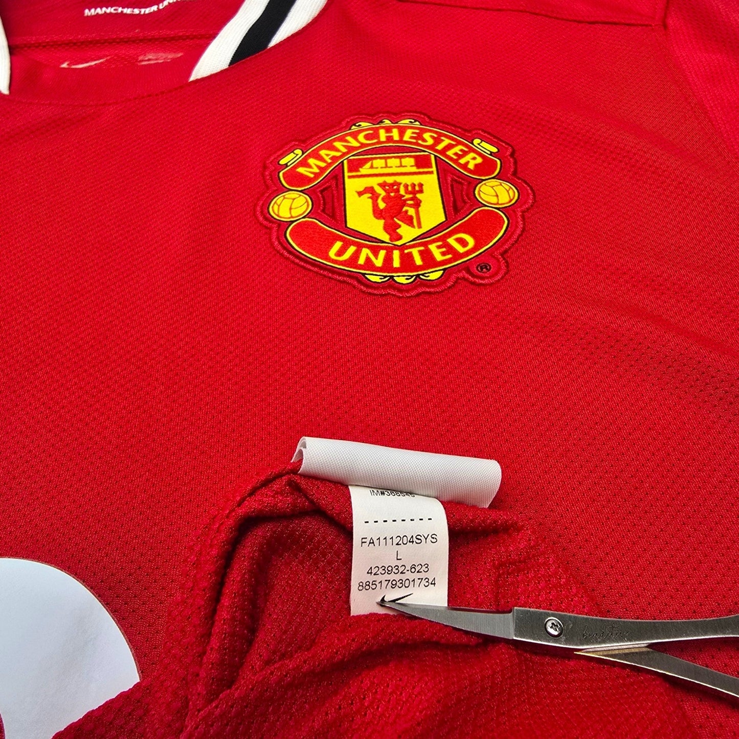 2011/12 Manchester United Home Football Shirt (L) Nike #18 Young