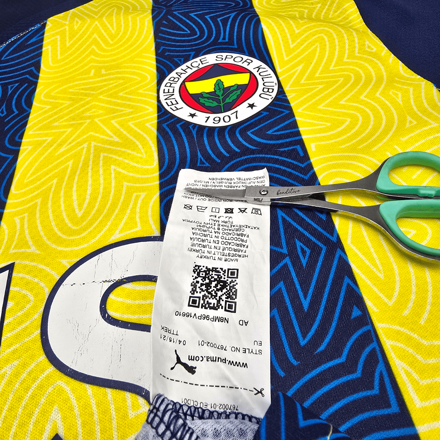 2021/22 Fenerbahce Home Football Shirt (L) Puma #3 R. Carlos
