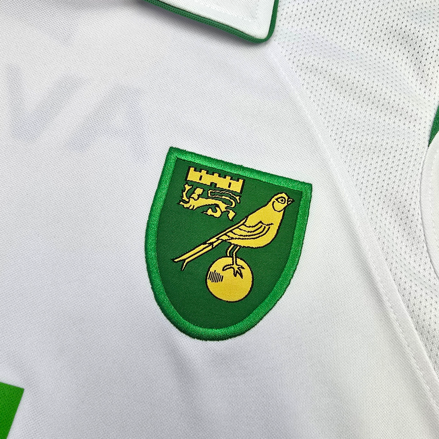 2009/11 Norwich City Away Football Shirt (L) Xara
