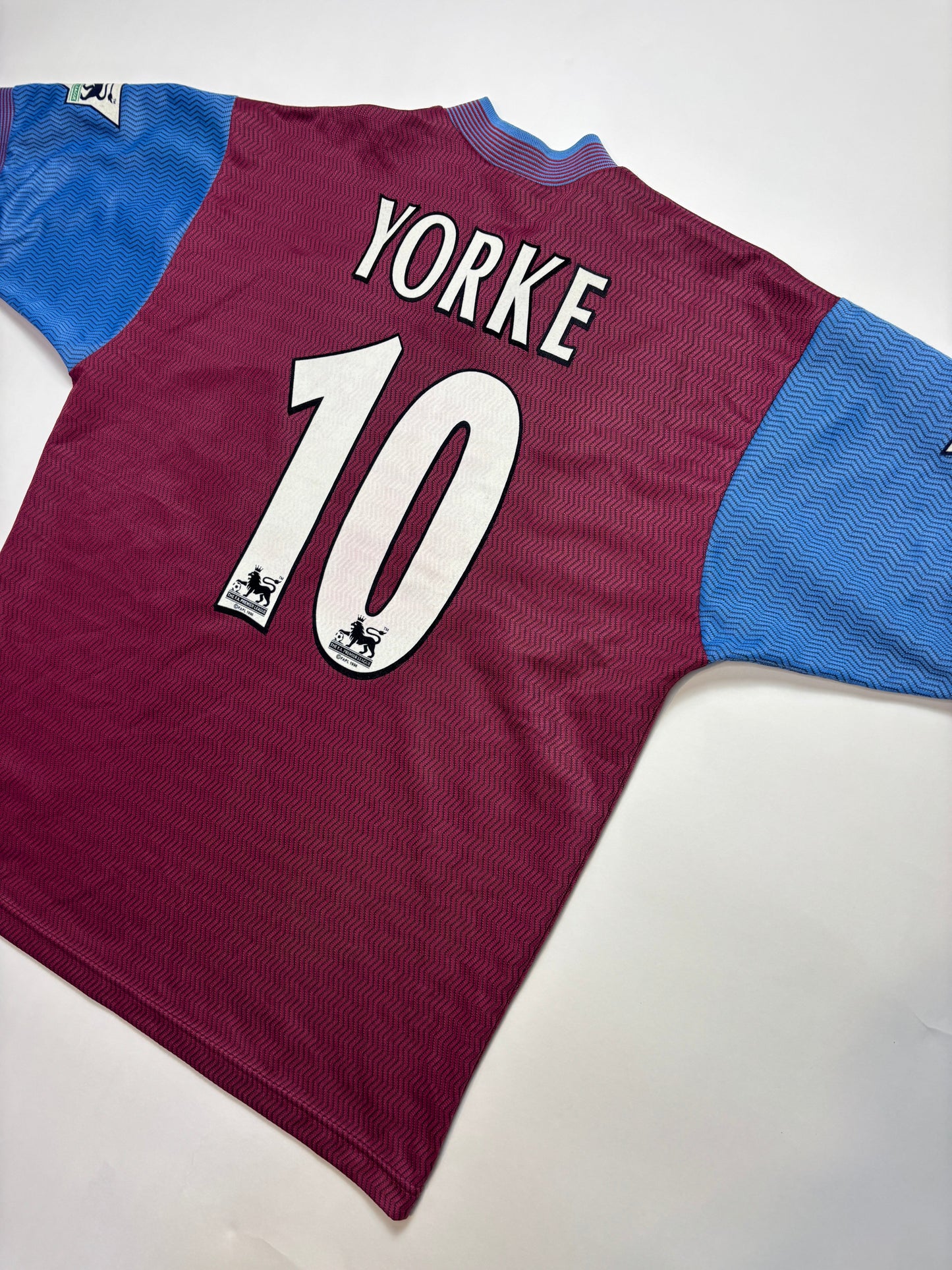 Aston Villa Home Shirt 1997/98 (M) Yorke 10