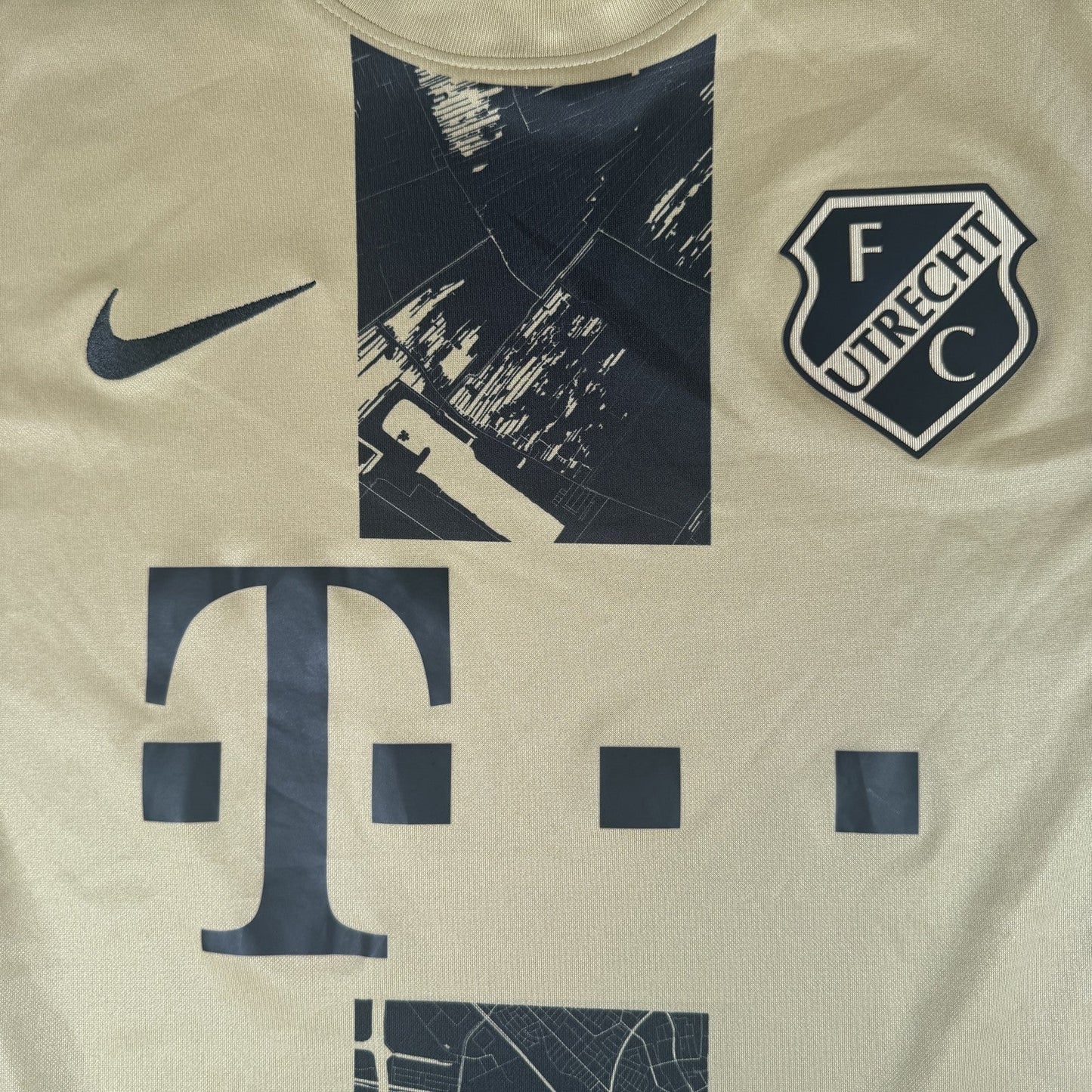 FC Utrecht 2021/2022 Third Football Shirt  Large