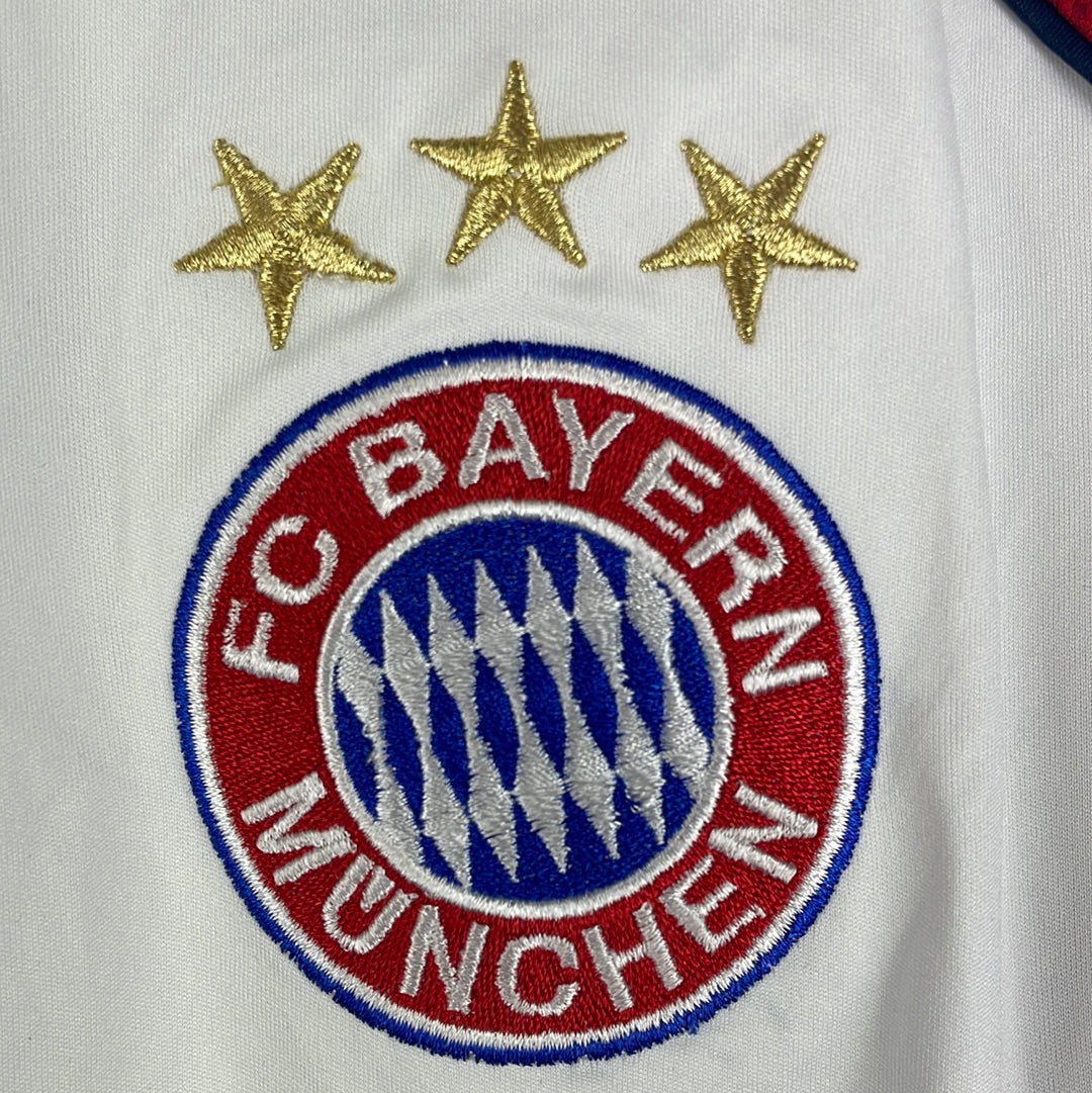 Fully embroidered Bayern Munich badge with 3 gold stars