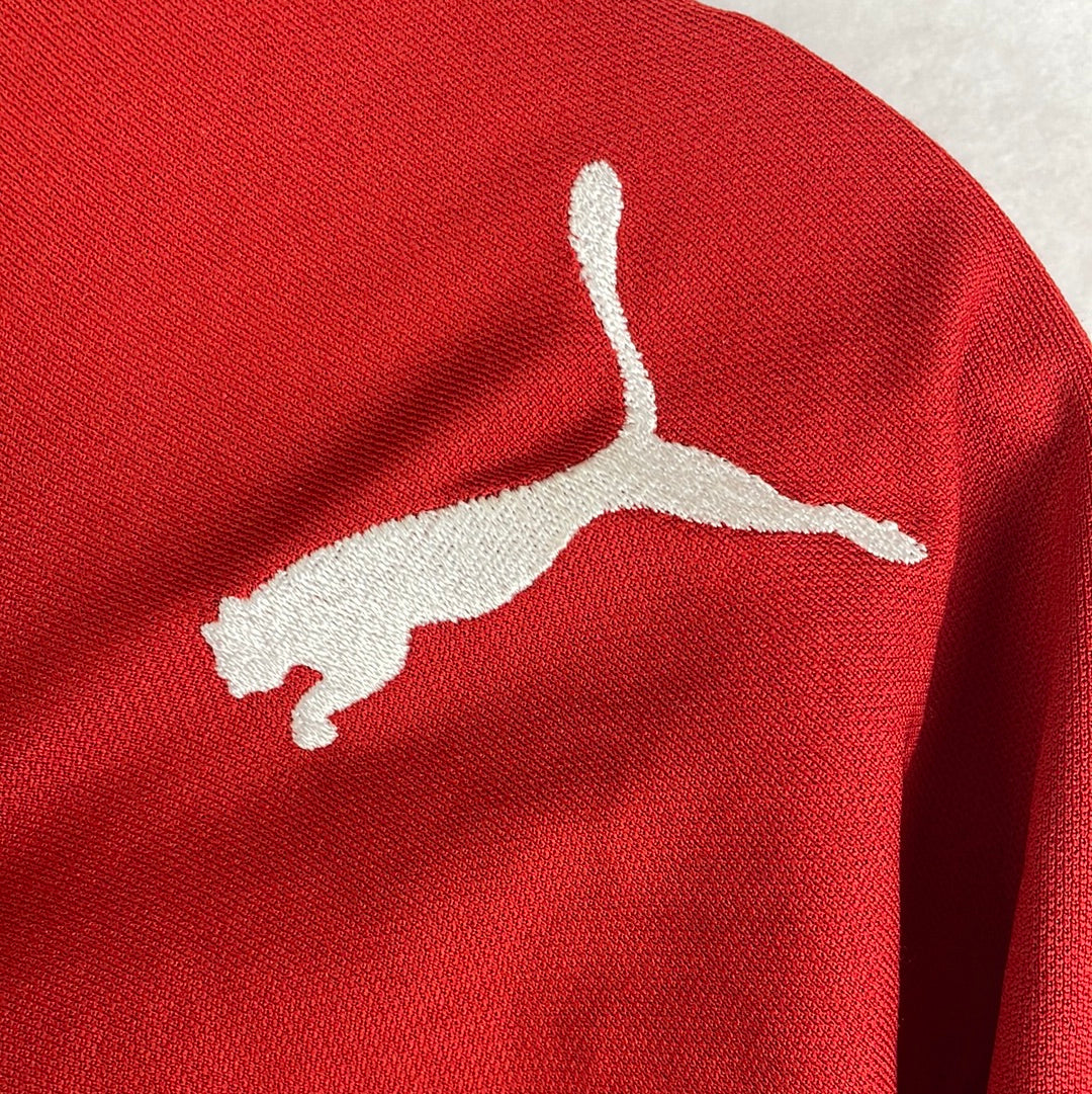 Shoulder Puma logo