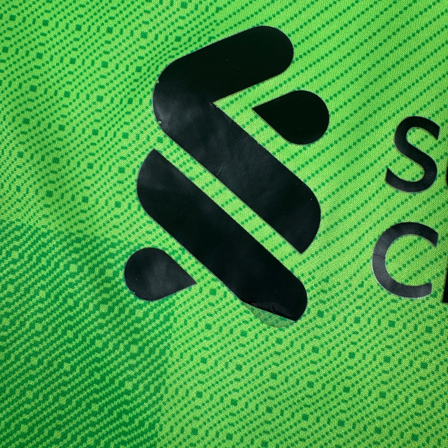 Liverpool 2021/2022 Goalkeeper Football Shirt Large